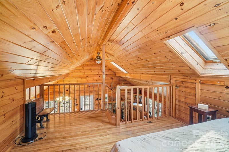 307 Roaring Creek Ln, Waynesville, NC 28786