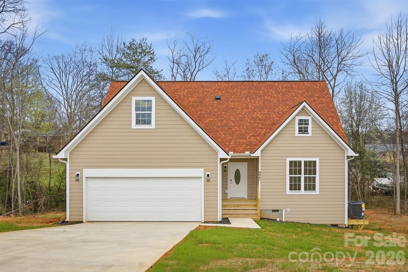 9067 Mccray Farms Dr, Hickory, NC 28601