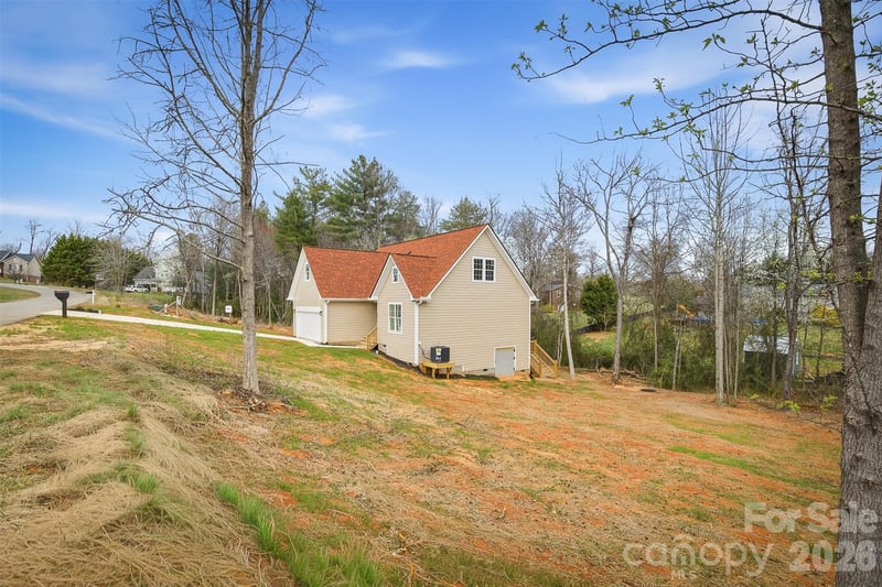 9067 Mccray Farms Dr, Hickory, NC 28601