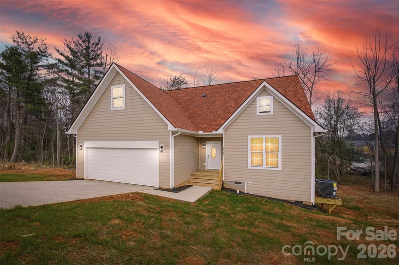 9067 Mccray Farms Dr, Hickory, NC 28601