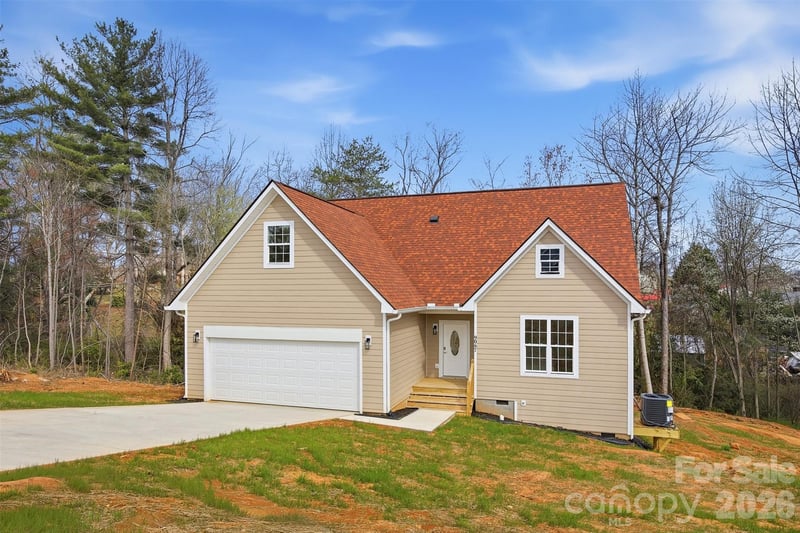 9067 Mccray Farms Dr, Hickory, NC 28601