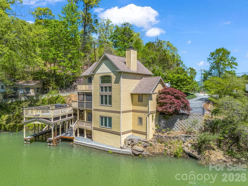 105 Tryon Bay Cir, Lake Lure, NC 28746