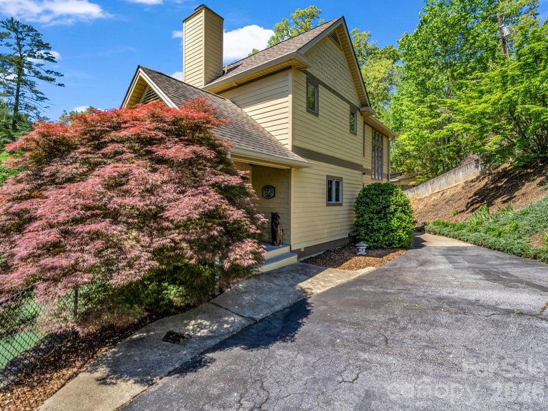 105 Tryon Bay Cir, Lake Lure, NC 28746