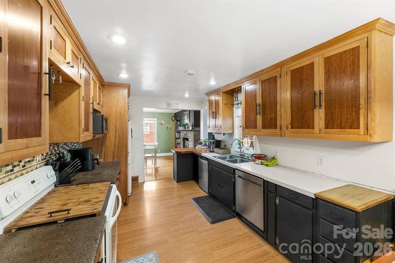 210 Avondale Dr, Lexington, NC 27295