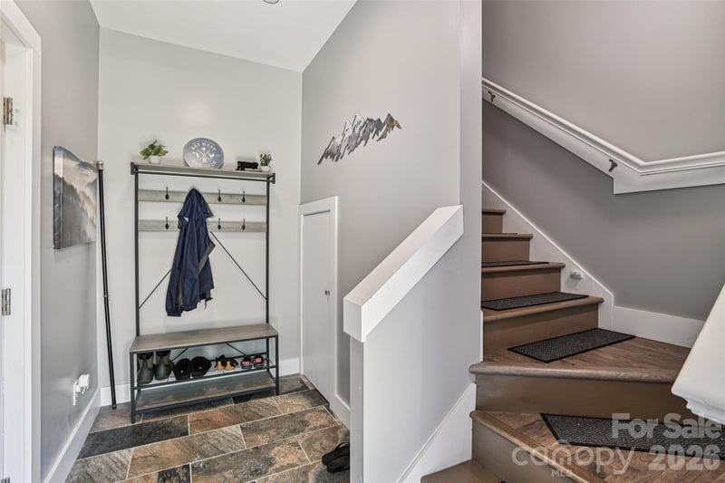 8 Apple Ln, Asheville, NC 28804