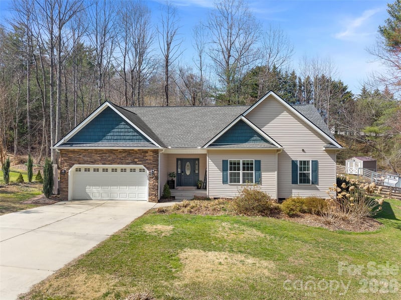 163 Oak Apple Ln, Hendersonville, NC 28792