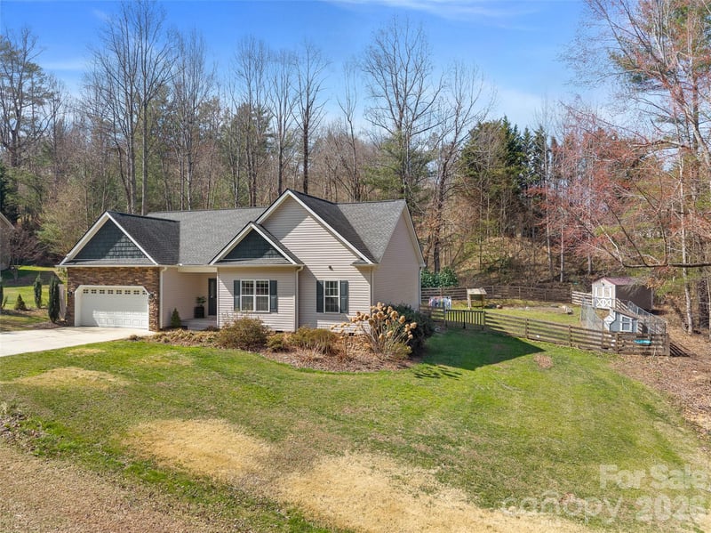163 Oak Apple Ln, Hendersonville, NC 28792