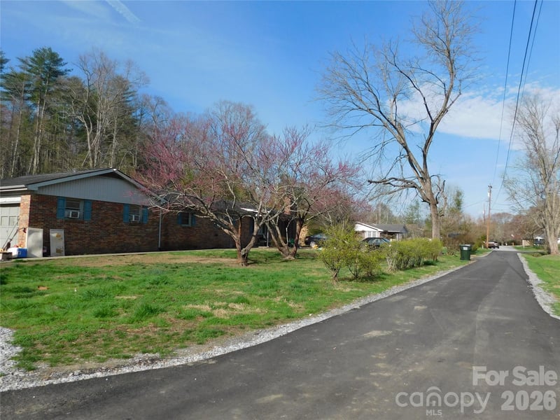 102 Jeff St, Hendersonville, NC 28739