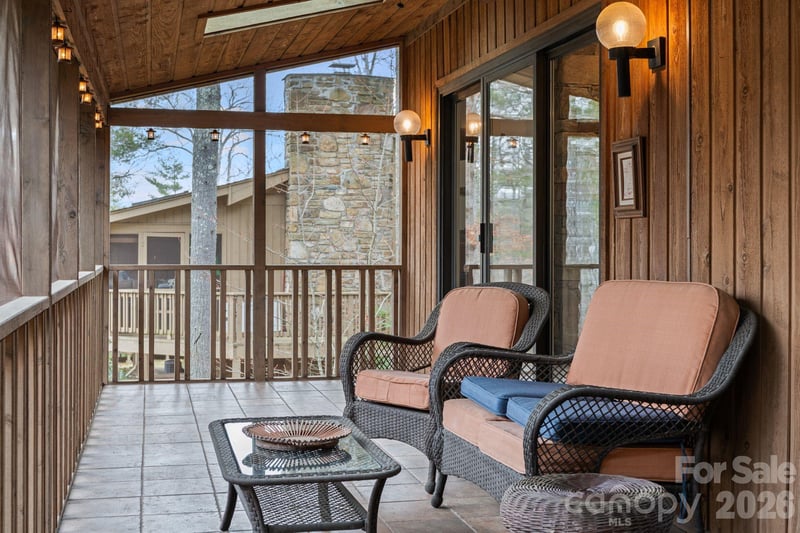 301 Scarlet Oak Ln, Hendersonville, NC 28791