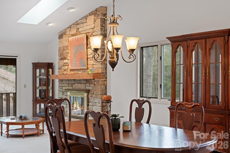 301 Scarlet Oak Ln, Hendersonville, NC 28791