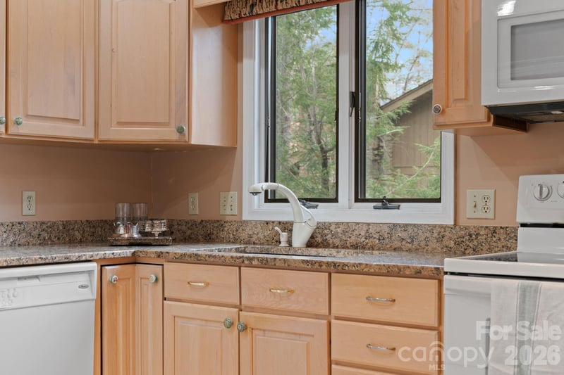 301 Scarlet Oak Ln, Hendersonville, NC 28791