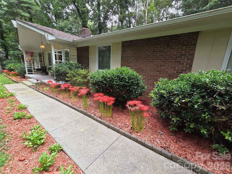 106 E Laurel Ln, Etowah, NC 28729