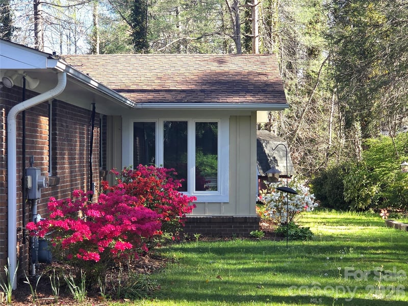 106 Laurel Ln, Etowah, NC 28729