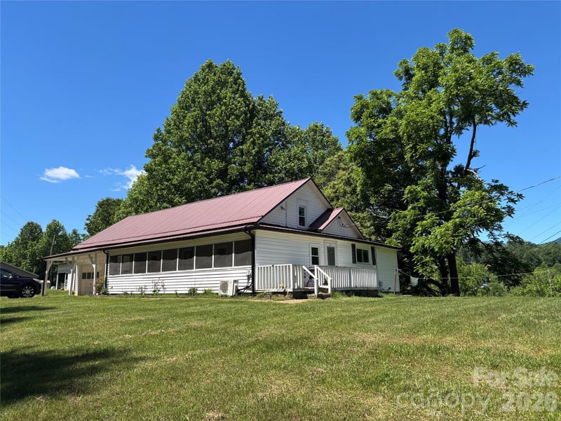 262 Blackberry Ln, Bakersville, NC 28705