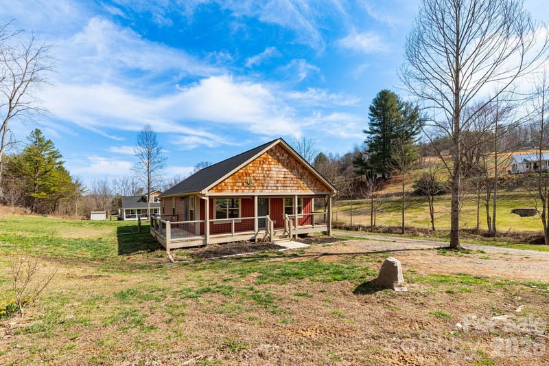 7 Ruff Rd, Leicester, NC 28748