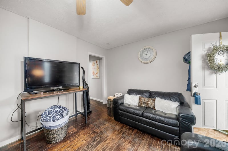 8 Linda Vista Dr, Asheville, NC 28806