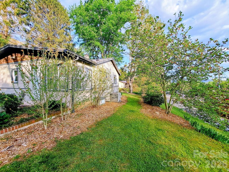8 Linda Vista Dr, Asheville, NC 28806