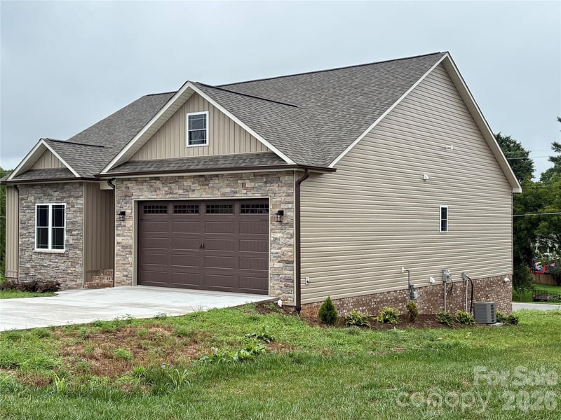 4952 Southview Dr, Hickory, NC 28602