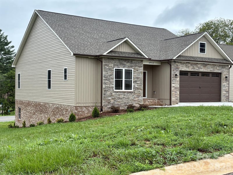 4952 Southview Dr, Hickory, NC 28602