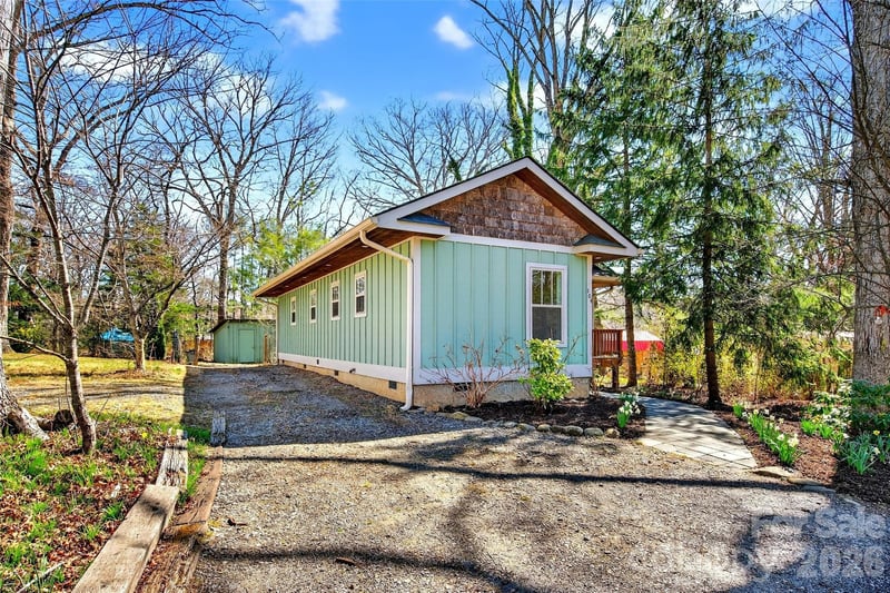 104 Hiawassee Ave, Black Mountain, NC 28711
