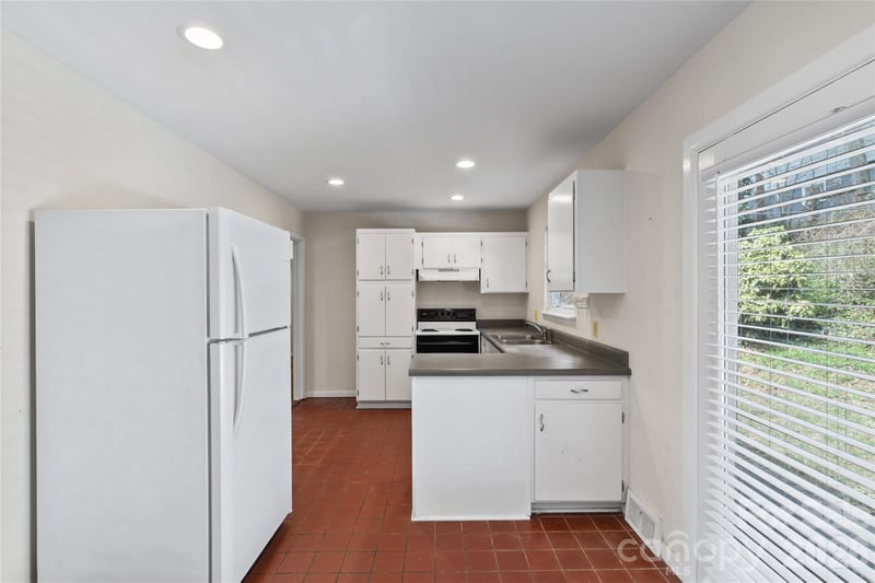 1 Clearbrook Rd, Asheville, NC 28805