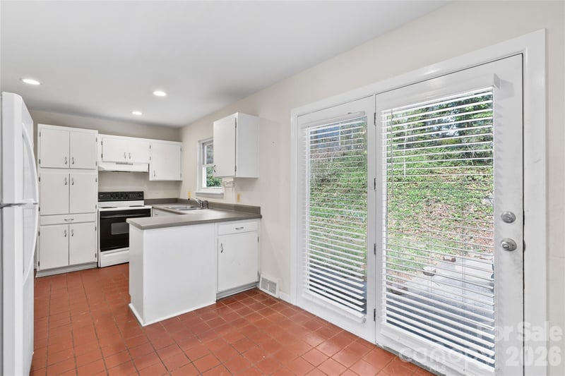 1 Clearbrook Rd, Asheville, NC 28805