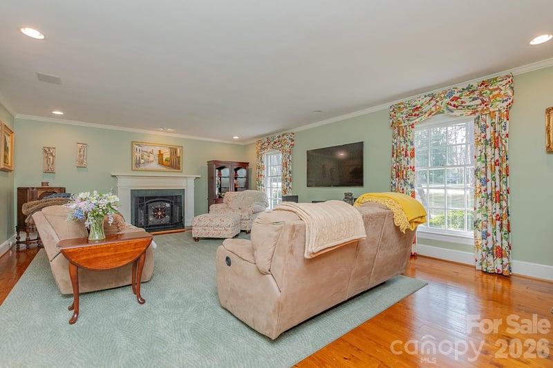 403 Weaver Dr, Lexington, NC 27292