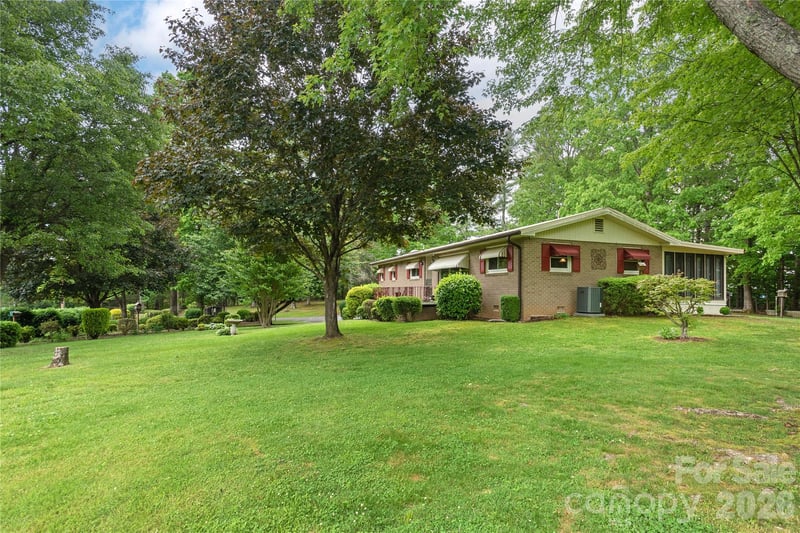 204 Reed Dr, Flat Rock, NC 28731