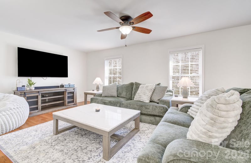 122 Loggers Rn, Hendersonville, NC 28739