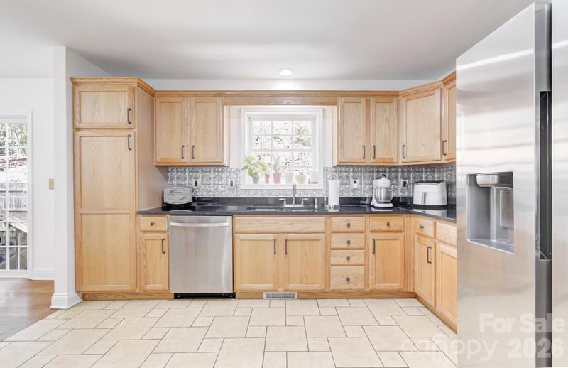 122 Loggers Rn, Hendersonville, NC 28739