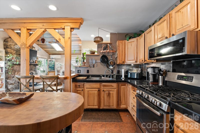 61 Hibriten Dr, Asheville, NC 28801