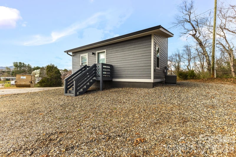 17 Red Leaf Rd, Asheville, NC 28806