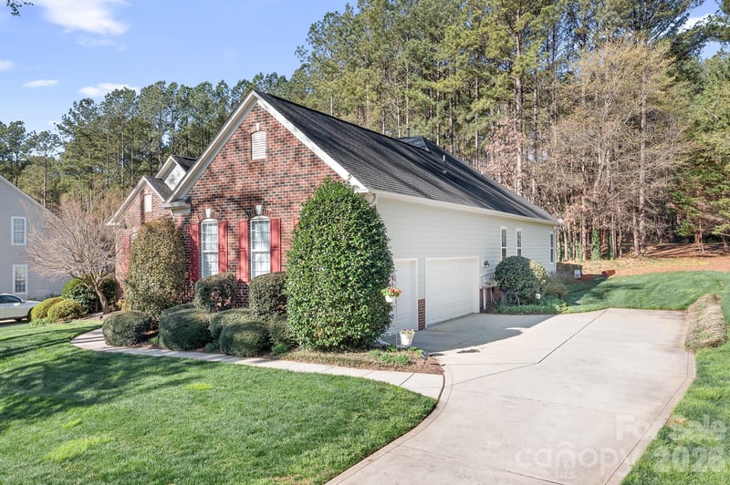 104 Kestrel Ct, Mount Holly, NC 28120