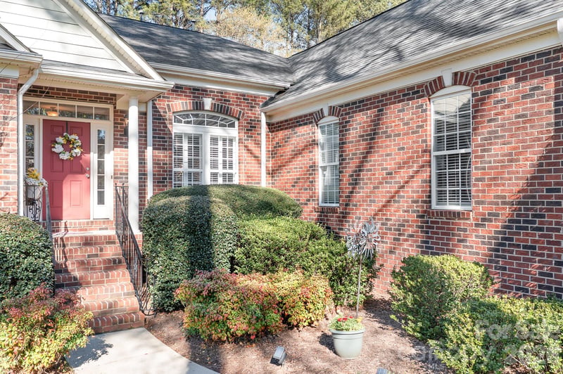 104 Kestrel Ct, Mount Holly, NC 28120