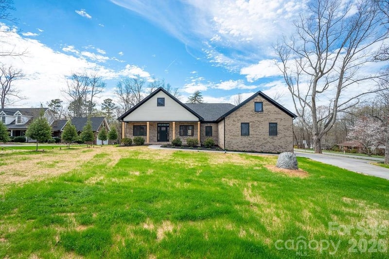 1500 Avalon Oaks Ct, Dallas, NC 28034