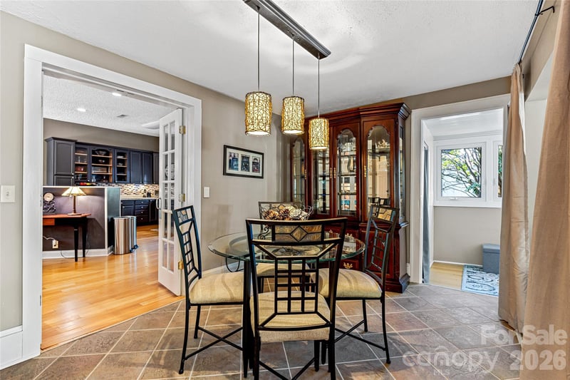 672 Blythe St, Hendersonville, NC 28739