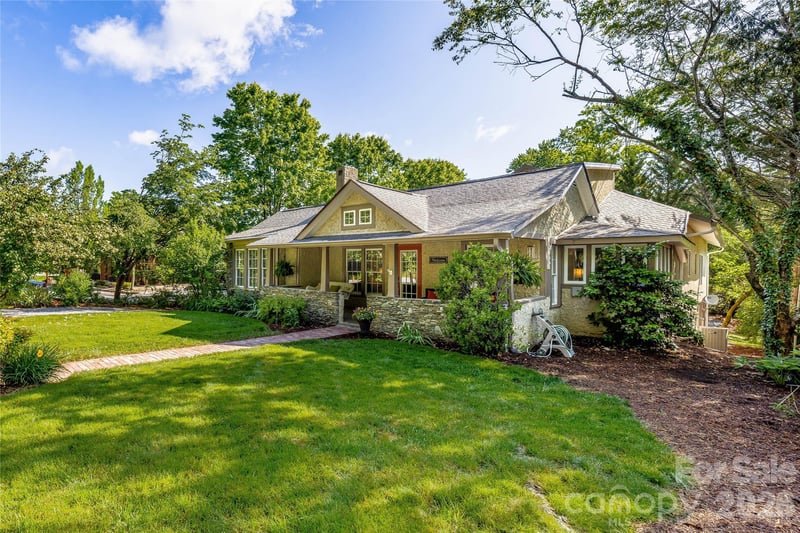 672 Blythe St, Hendersonville, NC 28739