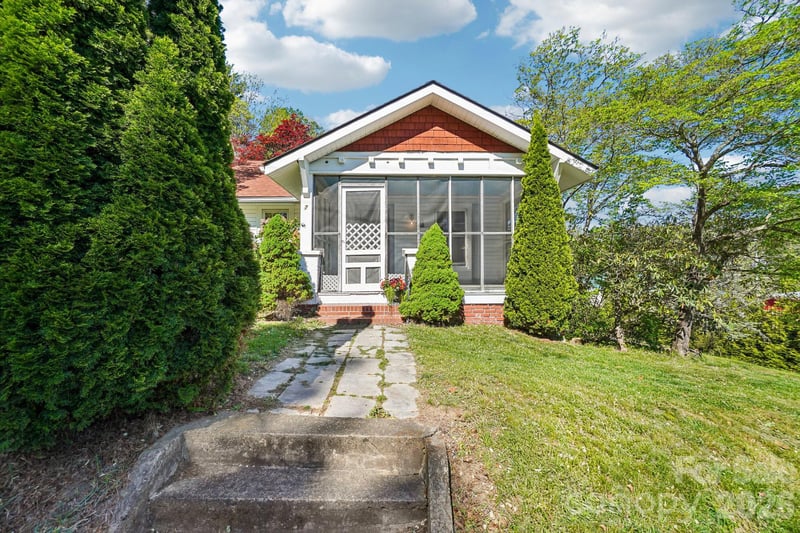 7 Oteen Park Pl, Asheville, NC 28805
