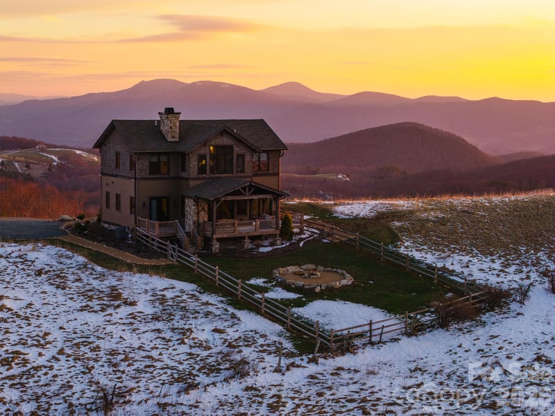 352 Great Sky Dr, Banner Elk, NC 28604