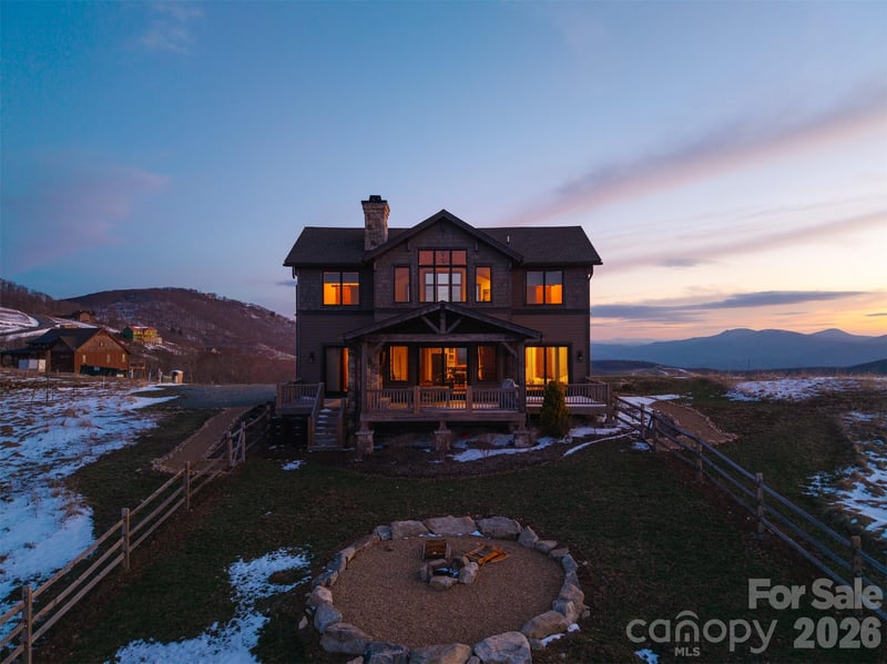 352 Great Sky Dr, Banner Elk, NC 28604