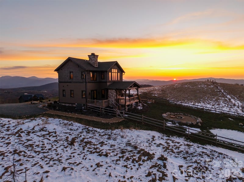 352 Great Sky Dr, Banner Elk, NC 28604