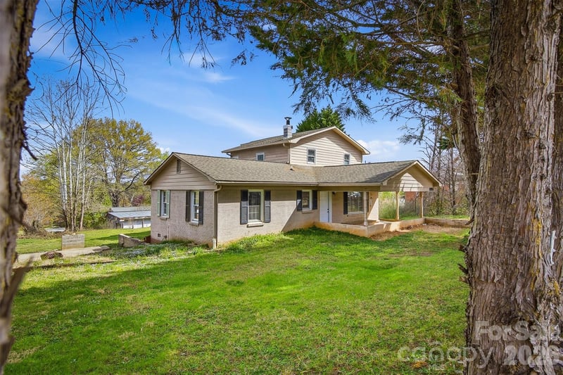1095 Elm Cir, Granite Falls, NC 28630