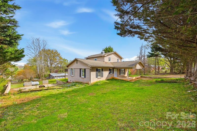 1095 Elm Cir, Granite Falls, NC 28630