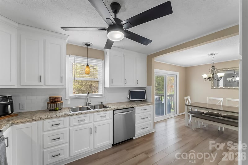 1757 Castlewood Ct, Hickory, NC 28602