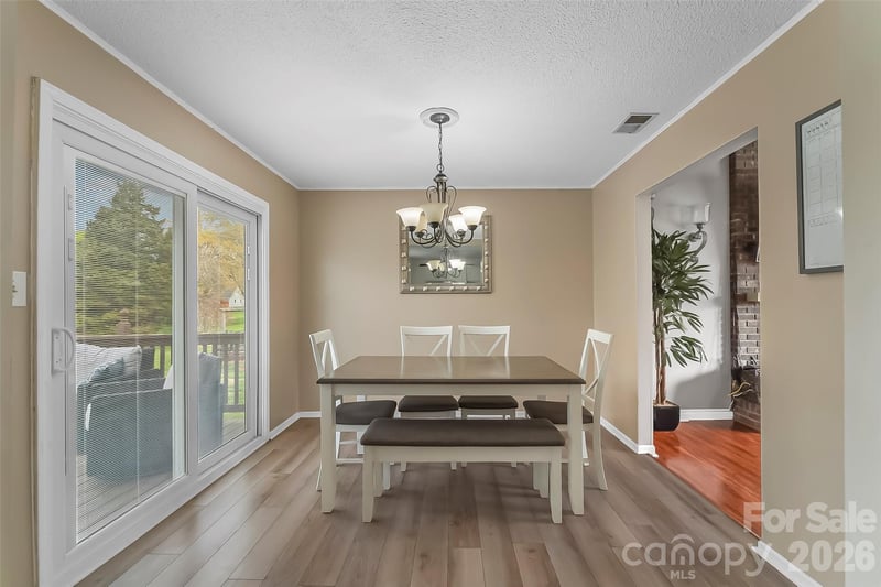 1757 Castlewood Ct, Hickory, NC 28602