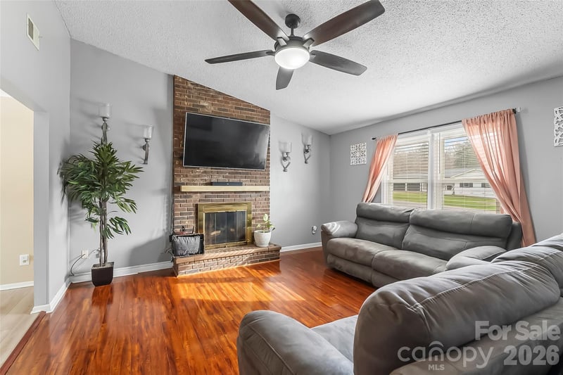 1757 Castlewood Ct, Hickory, NC 28602