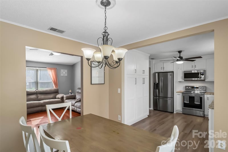 1757 Castlewood Ct, Hickory, NC 28602