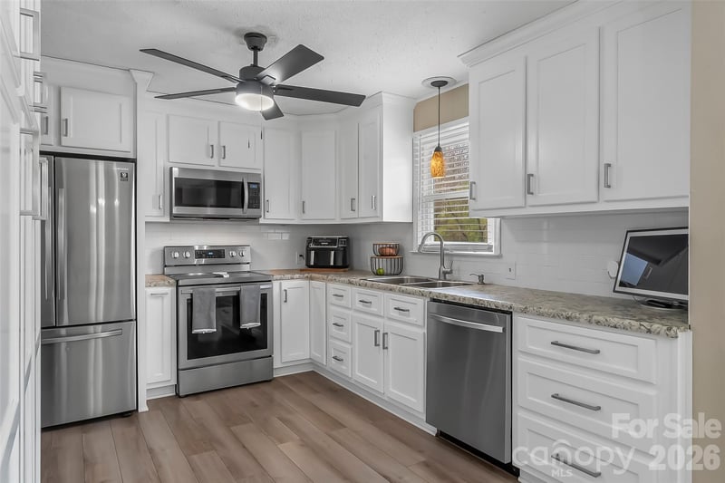 1757 Castlewood Ct, Hickory, NC 28602