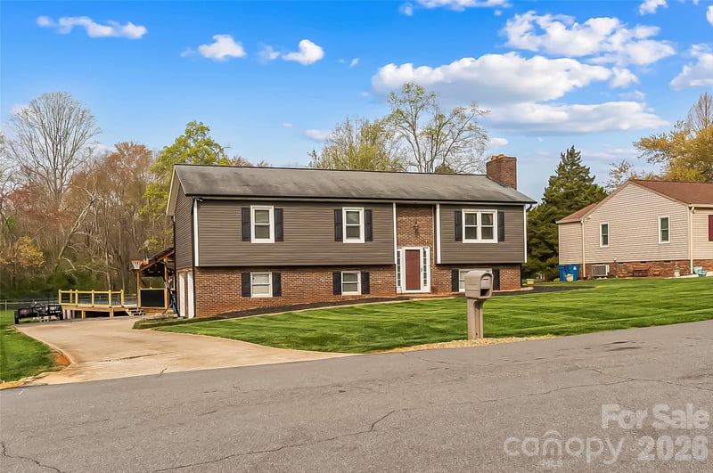1757 Castlewood Ct, Hickory, NC 28602