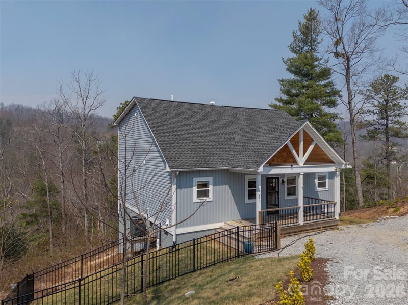 823 Silverstone Dr, Hendersonville, NC 28792